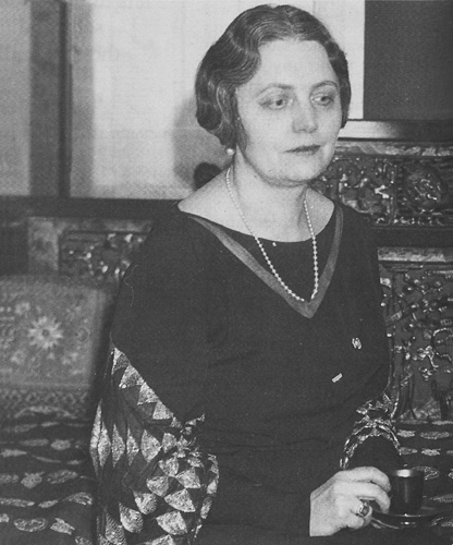 Ruth Fuller Everett at home in Chicago, Illinois, c. 1920.