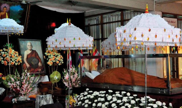 Sayadaw U Pandita's body in its glass casket at Panditarama, April 2016.