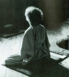 person sitting in zazen meditation, principles of zazen meditation