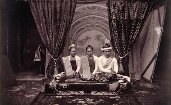  (L-R): Princess Supayaji, Queen Supayalat, and King Thibaw, taken at the Royal Palace in Mandalay, Burma, 1885. The British Library.