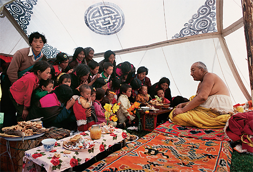 Dilgo Khyentse Rinpoche teaching eastern Tibetan nomads in Tibet, 1985