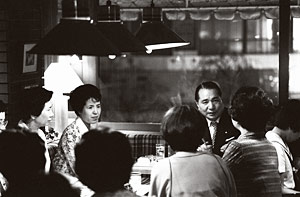 Daisaku Ikeda and his wife, Kaneko [second from left], visiting members of the Soka Gakkai International in Tokyo in 1979. © Seikyo Shimbun