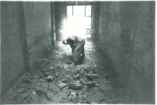 Samu Sumin renovating a temple, Chicago, 1992, courtesy of Jacques Oule. 