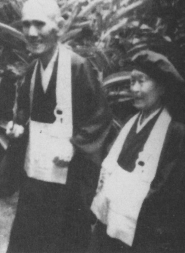 Satomi Myodo with Yasutani Roshi, 1967. Photo by Anne Aitken.