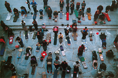 [Monk prostrating [Devotees prostrating themselves outside the Jokhang Temple, Lhasa, Tibet.]