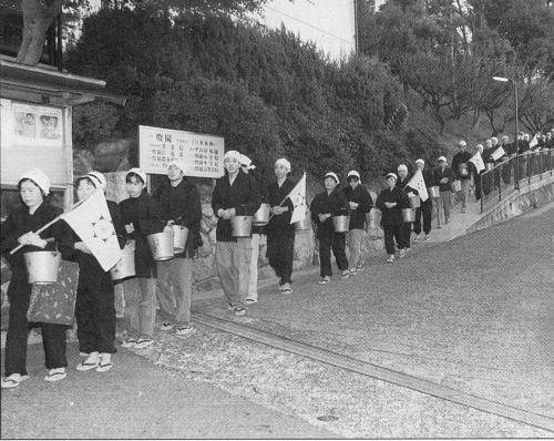 Image 3: Members of Ittoen in 1996: Lining up for a gyogan (cleaning). Photo courtesy of Ayako Isayama.