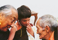 Trinlay Tulku Rinpoche, age 6, with Dilgo Khyentse Rinpoche (left) and Kalu Rinpoche. Courtesy of Trinlay Tulku Rinpoche. 