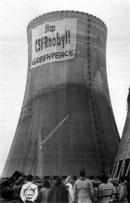 Greenpeace activists at Temelin nuclear power plant, Czechoslovakia, April 26, 1990, © Greenepeace/OTT