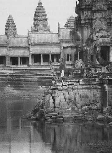 Angkor Wat, Cambodia. © Peter Guttman.