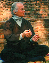 Image 2: Larry Rosenberg giving a dharma talk on the Anapanasati Sutra in Shravasti, India, 1992. © Dorothea Bowen
