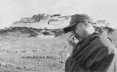 At Splendid China in Kissimmee, Florida, a Tibetan monk prayed near a model of the Potala Palace. ©Sipa Press/Anton.