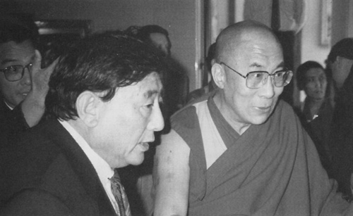Gelek Rinpoche and the Dalai Lama in Ann Arbor, Michigan, during His Holiness' April tour of the United States. Bill Levett.