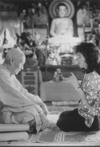 Hiep Thi Le with a Buddhist priest in Heaven and Earth. Sidney Baldwin/Warner Brothers.