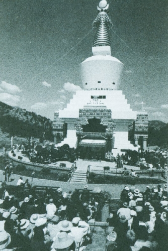 Above: The Stupa houses a twenty-foot-high gold Buddha. © Anna Christine Hansen