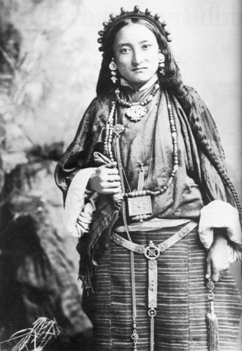 Wife of Tasi, Pheroopa of Tibet, age nineteen, R.F. Johnston and Hoffman, circa 1900. ©Aperture.