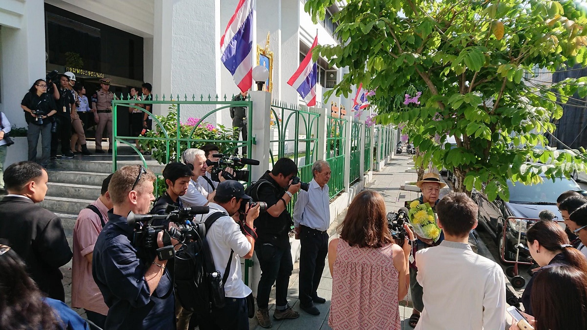sulak sivaraksa outside of court, surrounded by press and photographers