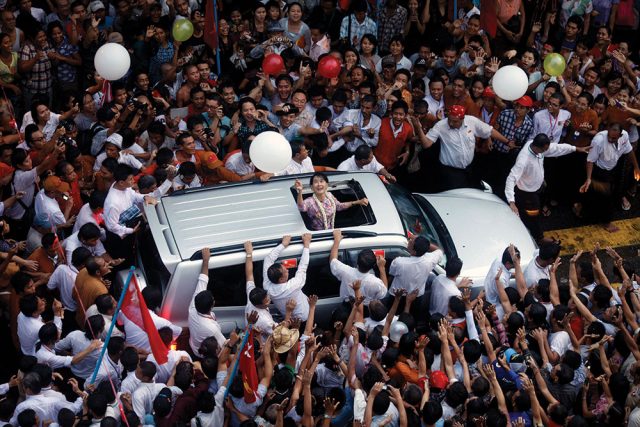 aung san suu kyi releasing a balloon in 2012, aung san suu kyi rohingya