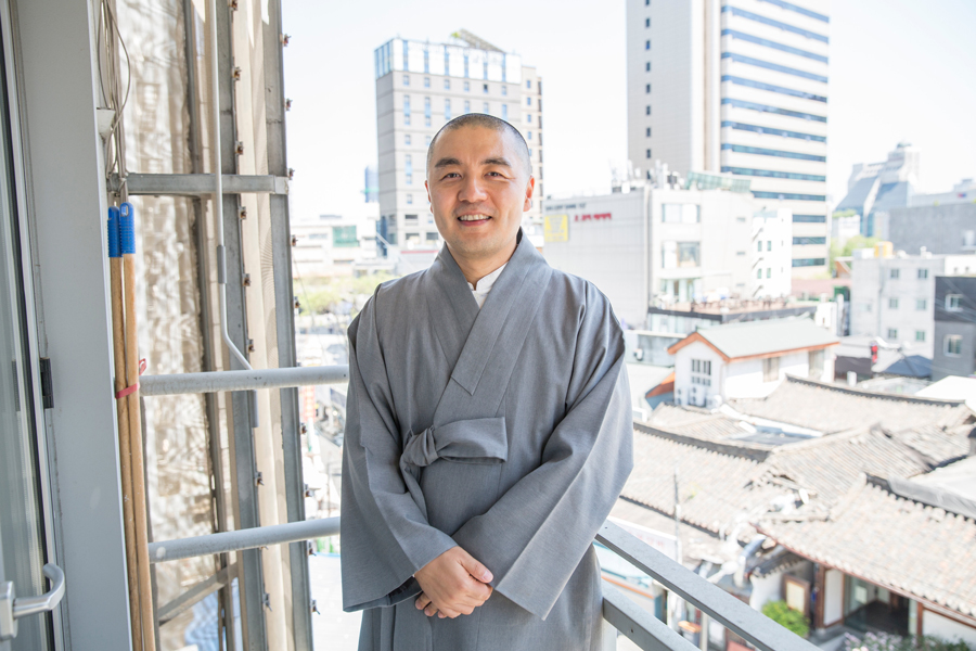 How Haemin Sunim Mends Broken Hearts Tricycle The Buddhist Review