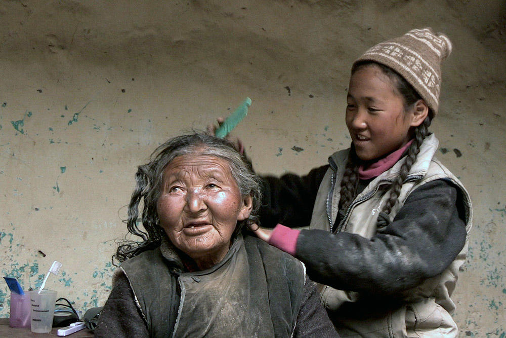Image of Padma combing her grandmother's hair from the documentary, "Growing Up in Ladakh