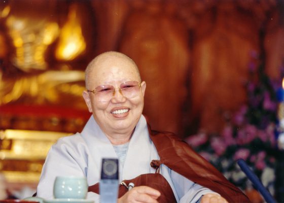 Daehaeng Kun Sunim during a Dharma talk