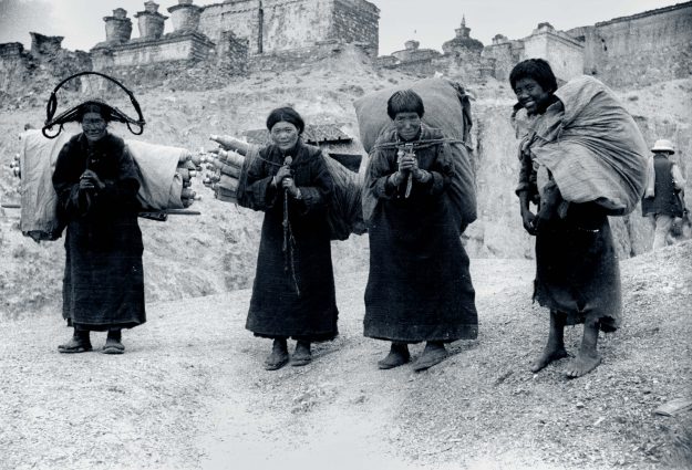 Tibetan women carry Giuseppe Tucci’s bags tibetan buddhist art